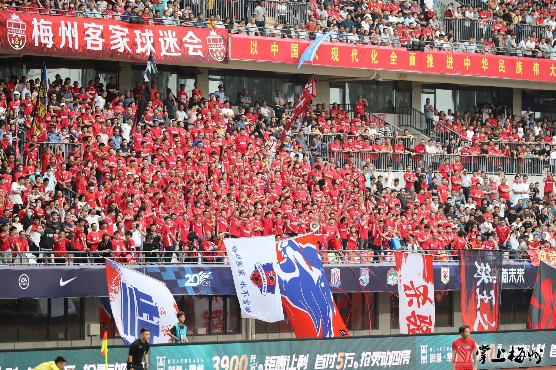 现场球迷热情高涨,赛事气氛火爆 现场球迷热情高涨,赛事气氛火爆