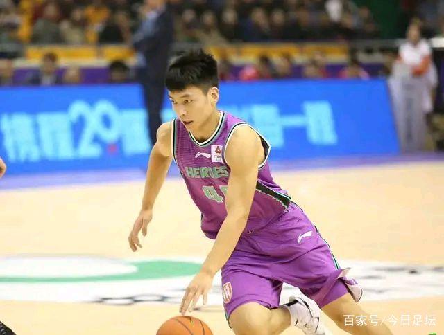 关键时刻,队长挺身而出带领球队逆转 关键时刻,队长挺身而出带领球队逆转