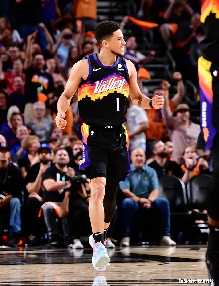 上海队鏖战鹈鹕,布克带队取胜 上海队鏖战鹈鹕,布克带队取胜