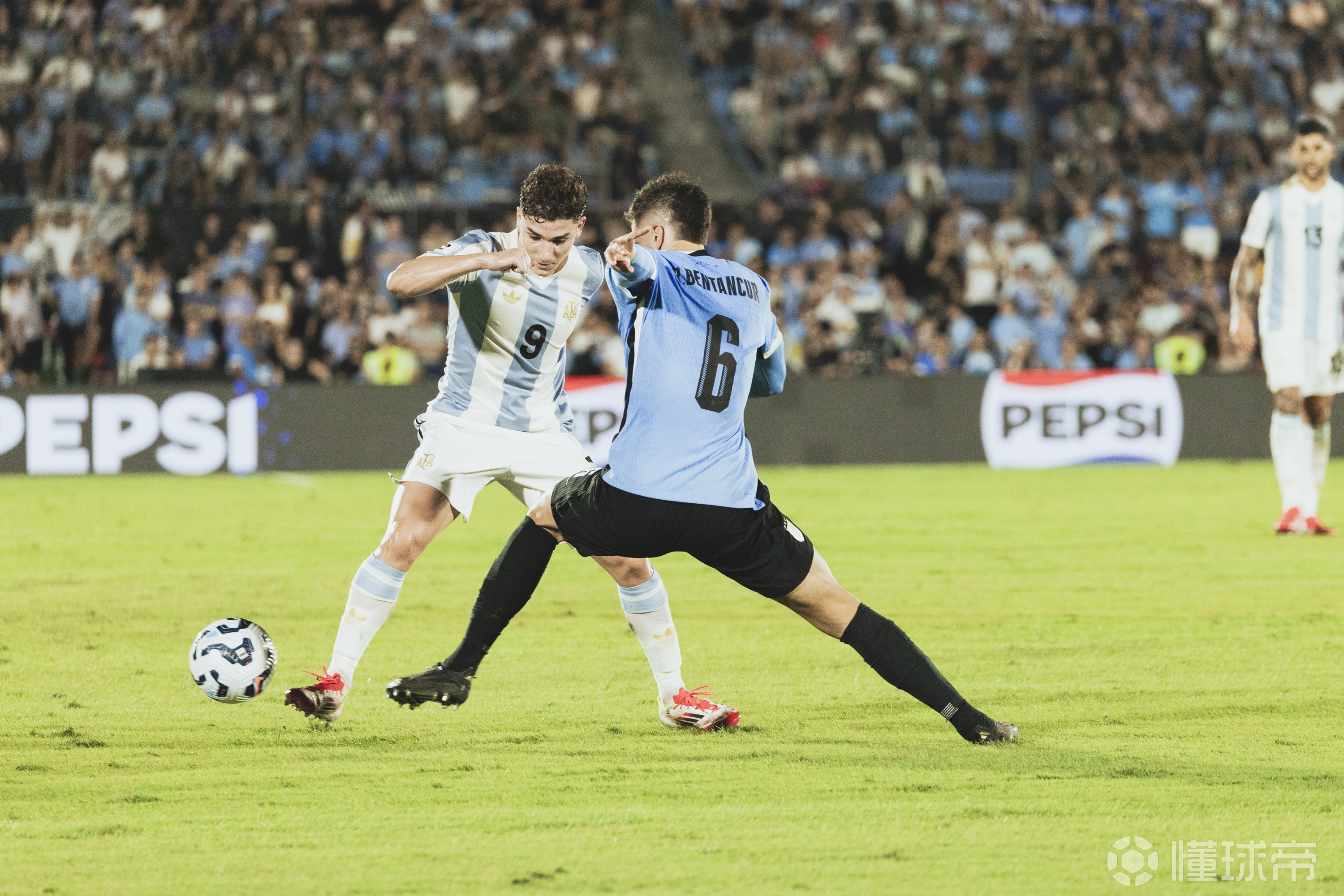 乌拉圭绝杀智利,阿尔瓦雷斯带队取胜 乌拉圭绝杀智利,阿尔瓦雷斯带队取胜