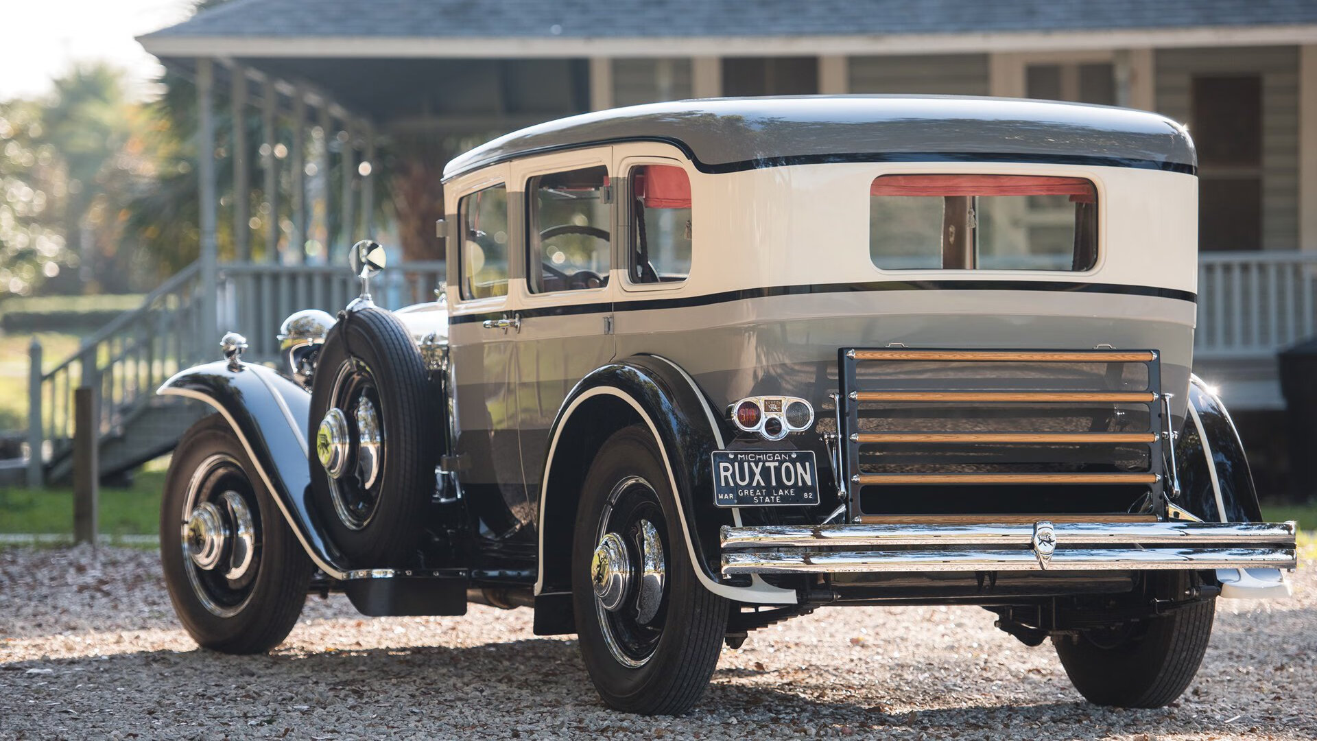 这种唯一性的关键在于找到一个逻辑自洽且富有想象力的叙事切入点，让两种看似不相关的体育文化（足球的洲际杯赛氛围与篮球的北境德比基因）发生奇妙的化学反应